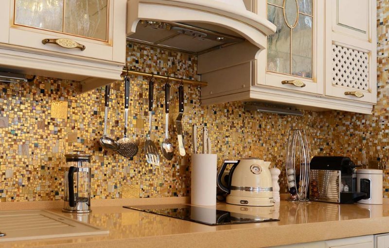 Delantal de mosaico hecho de baldosas de vidrio