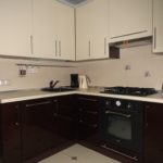 Casque en L aux couleurs contrastées