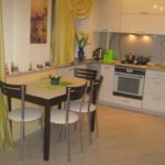 Chaises modernes sur pieds en métal