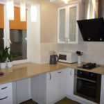 Stores enrouleurs sur la fenêtre en plastique de la cuisine