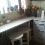 Tabouret de cuisine sous une table étroite