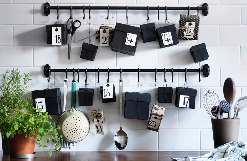 Barres de toit noires contre une tuile blanche