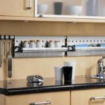 Stockage de pots d'épices sur un système de suspension de cuisine