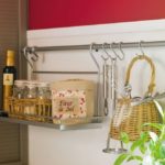 Tablette pour bocaux dans la balustrade de la cuisine