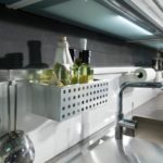 Boîte avec bouteilles sur la balustrade de la cuisine