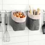 Sac d'oignons dans la balustrade de la cuisine