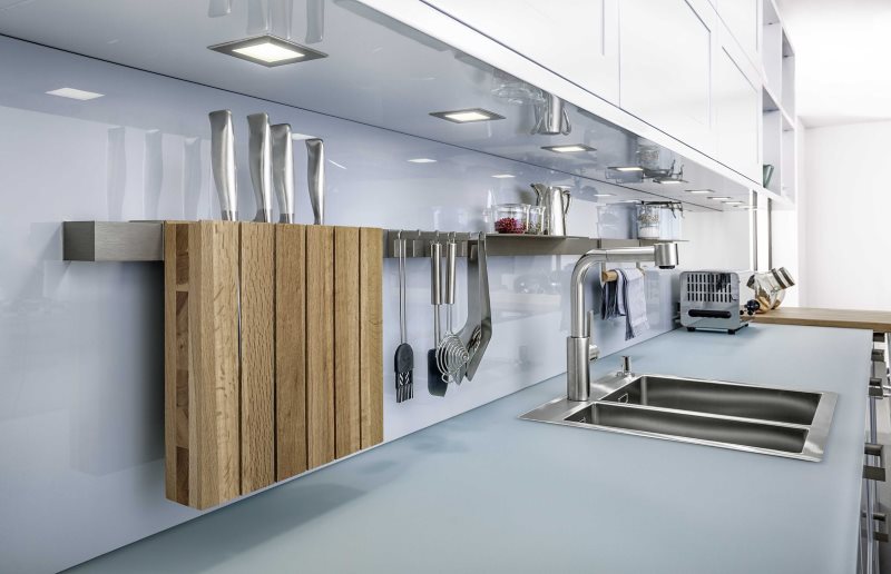 Pendentif en bois pour couteaux de cuisine sur une balustrade plate