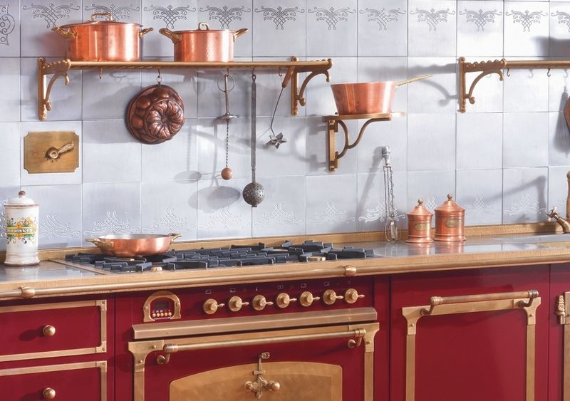 Rails de toit en bronze rétro dans la cuisine