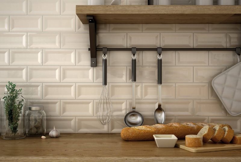 Azulejo en relieve en la superficie del delantal de cocina