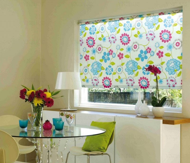 Flori pe pânza unei rulouri