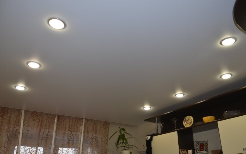 Σατέν ταβάνι τέντωμα καμβά στην κουζίνα από 9 τετραγωνικά μέτρα