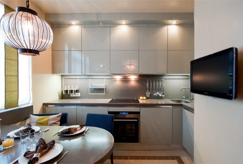 Zona de luat masa în bucătărie cu o suită gri