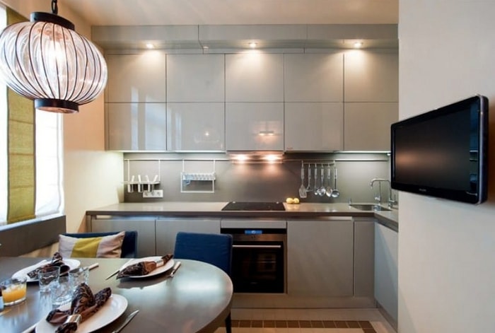 Delantal gris minimalista en la cocina