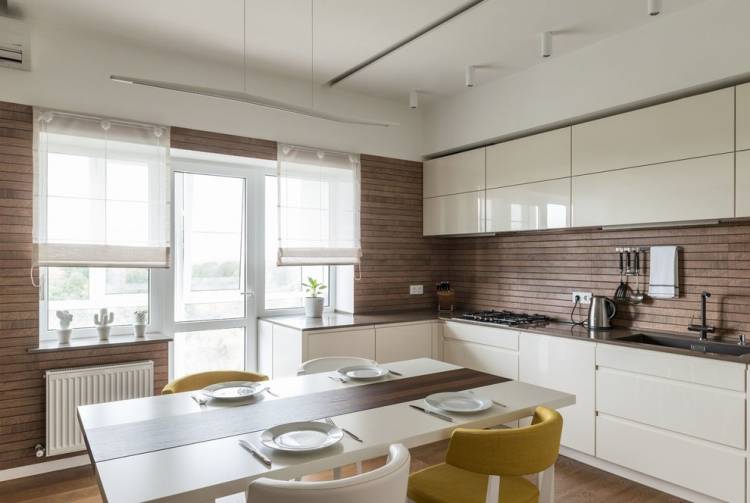 Perdele ușoare translucide de tip roman de pe blocul balconului