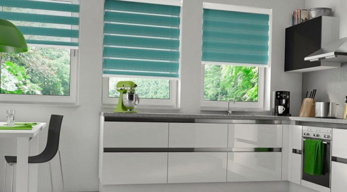 Cortinas romanas em azul.