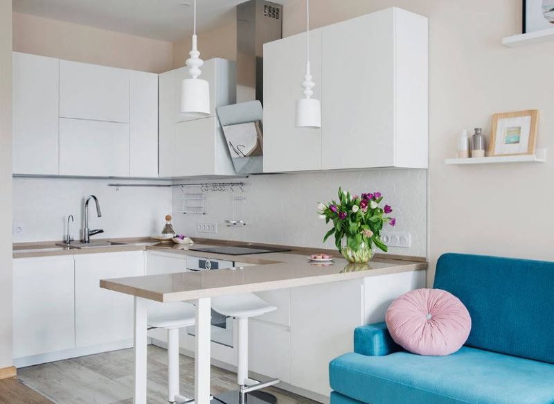 Μπλε καναπές στην κουζίνα με ένα λευκό σετ