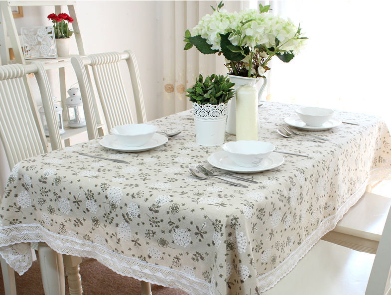 Nappe en coton brillant sur la table dans la cuisine