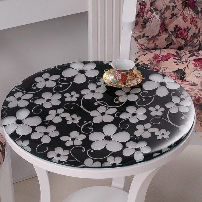 Tablecloth with flowers.