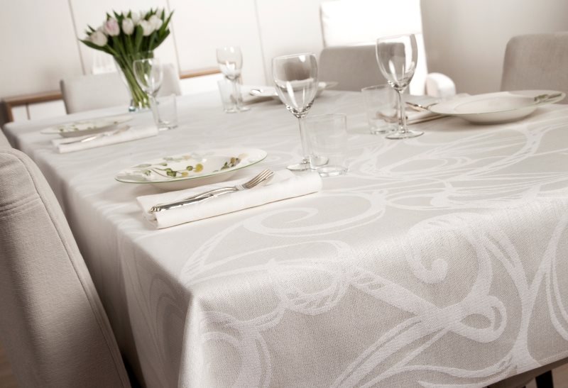Réaliser une table de cuisine avec une nappe en lin naturel