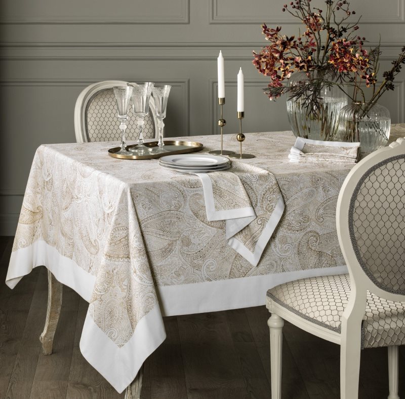 Verres à vin en verre sur un plateau en métal