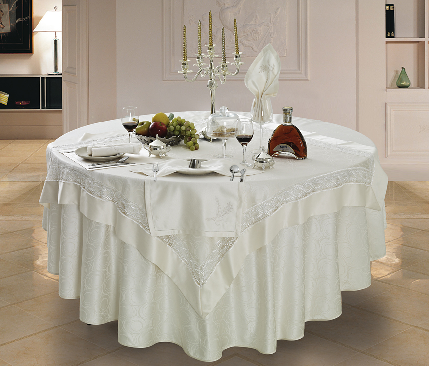 Décorer la table de cuisine avec une nappe de fête en blanc