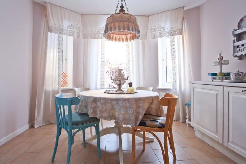 Nappe beige avec un motif sur la table de la cuisine avec une baie vitrée