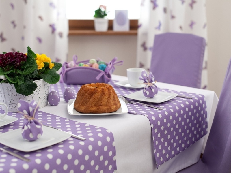 Serviettes lilas sur une nappe blanche
