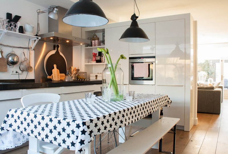 Étoiles noires sur fond blanc d'une nappe de cuisine