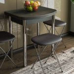 Taburete pliante într-o bucătărie mică