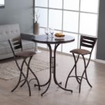 Masă rotundă pentru micul dejun în bucătărie