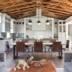 Structuri din lemn pe tavanul bucătăriei într-o casă privată