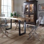 Scaune pliante din metal în bucătăria unei case private