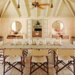 Masă mare în bucătărie-sufragerie spațioasă