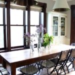 Flori proaspete în vaze pe masa de bucătărie