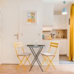 Culoare galbenă în interiorul bucătăriei