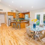 Scaune confortabile cu spatele în bucătăria unei case private