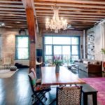 Candelabru din sticlă peste masa de luat masa