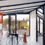 Bucătărie mică cu geamuri panoramice