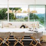 Ferestre franceze în zona de luat masa a bucătăriei