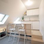 Bucătărie albă la mansardă