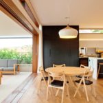 Lampa albă pe tavanul bucătăriei