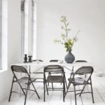 Mobilier gri într-o cameră albă