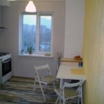 perdele de pe fereastra unei mici bucătării