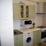 Mașină de spălat într-o bucătărie mică