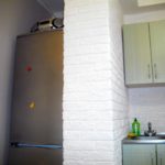 Nișă pentru frigider într-o bucătărie mică