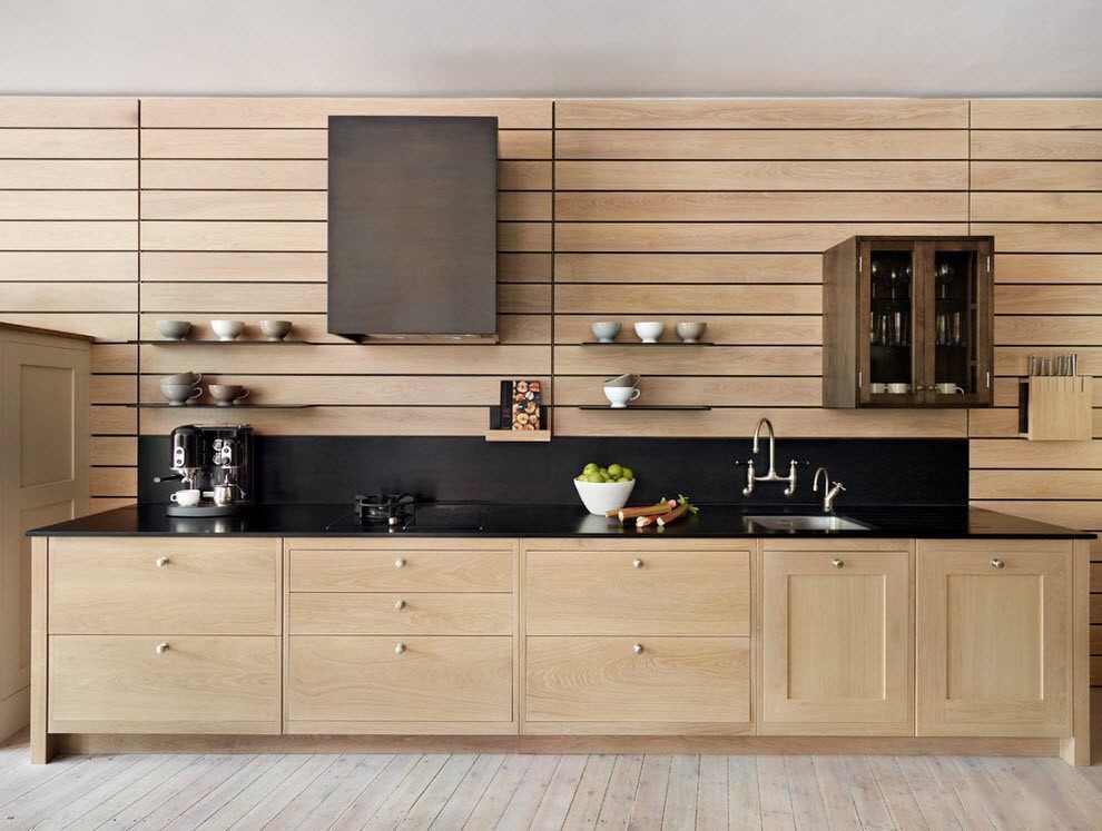 Decorar una pared de la cocina con paneles de madera.