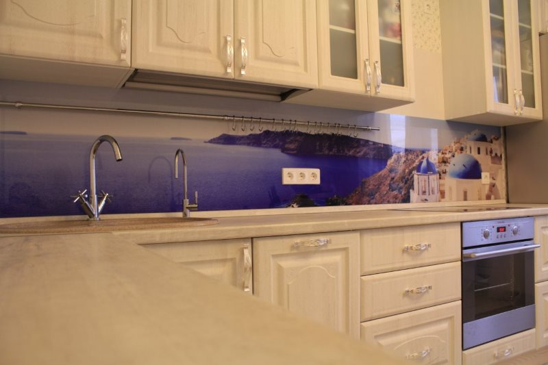 Γυάλινη ποδιά με εκτύπωση φωτογραφιών στην κουζίνα με κλασικά έπιπλα