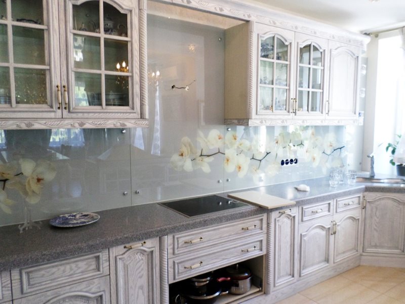 Κλασική κουζίνα με γυάλινη ποδιά