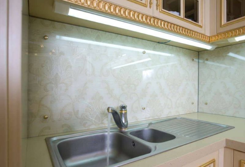 Γυάλινα πάνελ πάνω από τον νεροχύτη της κουζίνας