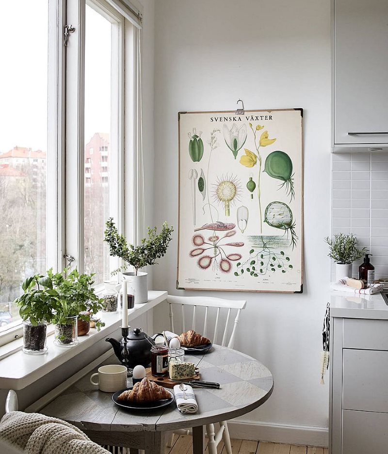 Mică masă lângă fereastra bucătăriei